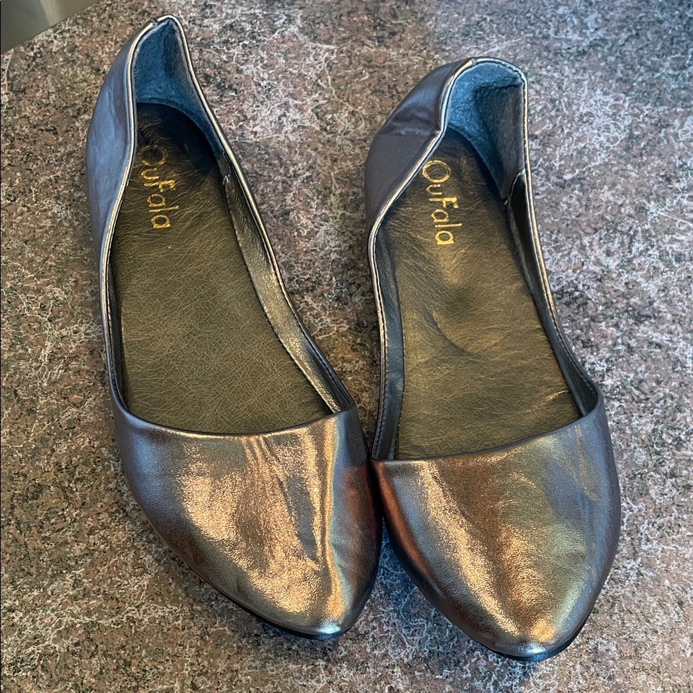 Shimmering Black Flats for Women